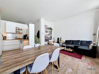 <p>ETTERBEEK, near Montgomery/Cinquantenaire and Rue des Tongres, close to public transport (underground, tram and bus), in a small block with low service charges, a beautiful, bright flat of approx. 77m². Solid wood flooring throughout.<br /><br /><u><strong>On the 1st floor:</strong></u></p>
<ul>
<li>Entrance hall</li>
<li>Living room of approx. 20m² with access to the balcony</li>
<li>Open-plan kitchen of approx. 6m², fitted (hob, extractor hood, fridge, freezer, dishwasher, sink and microwave)</li>
<li>Bedroom 1 of approx. 12m² with fitted wardrobes.</li>
<li>Bedroom 2 of approx. 9m²</li>
<li>Separate toilet</li>
<li>Bathroom (bath/shower, washbasin, space for washing machine)</li>
</ul>
<p>Cellar No. 3<br /><br />Provision for service charges: €50/month for communal areas<br />Individual gas heating<br /><br />Available from 01/09/2026<br />1-year lease</p>
