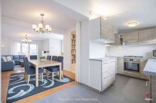 <p>Op een steenworp van Erasmus, in een rustige en aangename woonwijk, ontdekt u deze charmante woning van ±119 m², ideaal voor een gezin dat op zoek is naar comfort en rust.</p>
<p>Vanaf de inkomhal wordt u meteen verleid door de warme sfeer en de functionele indeling. De hal geeft toegang tot een lichtrijke woonkamer van ±30 m² met open haard, perfect om in elk seizoen een gezellige sfeer te creëren. De half uitgeruste keuken sluit mooi aan op de leefruimte.</p>
<p>De woning beschikt over 3 slaapkamers van mooie afmetingen (±12 m², 14 m² en 8 m²), een badkamer, een wasruimte en een kelder, en biedt zo alle comfort voor het dagelijkse leven. Buiten geniet u van een mooie tuin van ±50 m², ideaal om volop van zonnige dagen te genieten, gezellig buiten te eten of een speel- of ontspanningsruimte in te richten.</p>
<p>Op technisch vlak beschikt het pand over tal van troeven: conforme elektriciteit, een gasketel van 2016, ramen van 2005, manuele rolluiken en een open haard. EPC: E-</p>
<p>Een garage op enkele meters van de woning kan optioneel worden aangekocht voor €30.000, een echte meerwaarde in de buurt.</p>
<p>Een aangename, goed gelegen woning met veel potentieel, absoluut een bezoek waard!</p>
<p><span>Gelijkvloers</span>:</p>
<ul>
<li>Inkomhal op tegelvloer</li>
<li>Woonkamer van ±30 m² met open haard en parketvloer</li>
<li>Berging/wasruimte op tegelvloer</li>
<li>Half uitgeruste keuken van ±14 m² op tegelvloer</li>
<li>WC</li>
<li>Tuin van ±50 m²</li>
</ul>
<p><span>1e verdieping:</span></p>
<ul>
<li>Nachthal</li>
<li>3 slaapkamers van ±8, 12 &amp; 14 m² op parket</li>
<li>Badkamer van ±4 m² op tegelvloer - WC</li>
</ul>
<p><span>Kelderverdieping</span>: Kelder van ±15 m²</p>