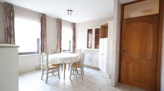 Dit verzorgd en lichtrijk appartement is centraal gelegen op de Marktplaats van Lichtervelde! De indeling omvat een inkomhal met gastentoilet, een...