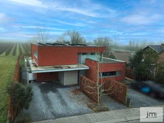 Deze prachtige villa biedt niet alleen een ruime en luxueuze woonomgeving, maar ook de ideale ruimte voor een kantoor aan huis. Gelegen in een...