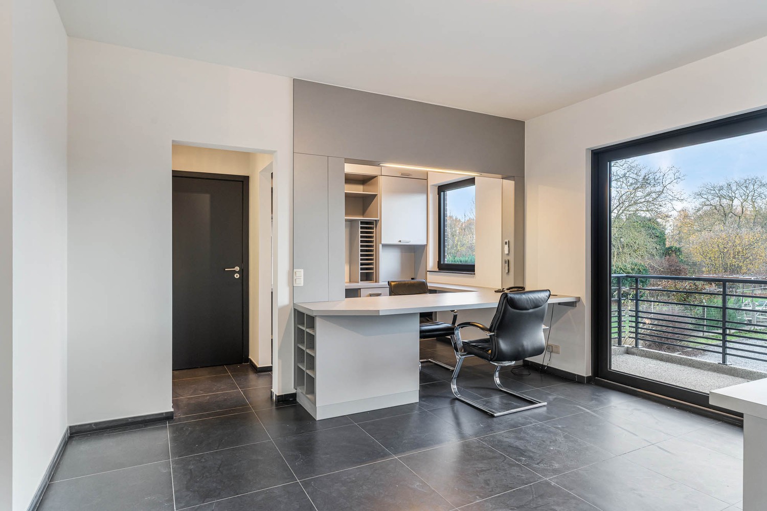 Recente, polyvalente en lichtrijke handelsruimte met 3 private autostaanplaatsen op een commercieel gunstige ligging te Kessel-Lo! - foto 5