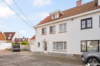 <u><strong>Ruime gezinswoning met 4slpk, garage en tuin in Roeselare</strong></u><br /><br />Deze verassend ruime gezinswoning is ideaal voor wie op zoek is naar ruimte, comfort en tal van mogelijkheden. Gelegen in de Westkouter 19 te Roeselare, geniet je hier van een zeer rustige ligging, op korte afstand van het stadcentrum en belangrijke invalswegen. <br /><br /><strong>OP het gelijkvloers </strong>kom je binnen via de inkomhal met apart gastentoilet en toegang tot de garage, die bovendien beschikt over een extra zolderverdieping. Verder bevinden zich de gezellige woon- en eetkamer met open haard, de keuken met aansluitende ontbijthoek en een praktische kelder. Daarnaast beschikt de woning over een polyvalente ruimte die perfect kan dienen als bureau, hobbyruimte of extra slaapkamer op het gelijkvloers. <br /><br /><strong>Op de eerste verdieping </strong>bevinden zich 3 volwaardige slaapkamers en een badkamer uitgerust met douche en toilet. <br /><br /><strong>Op de tweede verdieping </strong>vind je nog een vierde slaapkamer en een berging, ideaal voor extra opslagruimte. <br /><br /><strong>Buiten </strong>geniet je van een ruim en zonnig terras met aansluitende tuin. Bovendien beschikt de tuin over een nieuw tuinhuis (2026) en een handige uitweg. <br /><br />Kortom, een bijzondere ruime woning met tal van mogelijkheden, een solide betonnen constructie en een uitstekende ligging! <br /><br /><strong><u>Pluspunten </u></strong><br />+ Zeer rustige ligging nabij centrum Roeselare en invalswegen<br />+ 4 slaapkamers met mogelijkheid tot 5<br />+ Ruime polyvalente ruimte op het gelijkvloers<br />+ Garage met extra zolderverdieping<br />+ Vernieuwde verwarmingsketel (2026), geplaatst na opmaak huidig EPC <br />+ Nieuw tuinhuis (2026) <br />+ Ruim zonnig terras en tuin met uitweg <br />+ Solide betonnen constructie <br />+ Zeer ruime woning met tal van mogelijkheden<br /><br />EPC 360 kWh/m² UC3543248<br /><br />Vginaanvr. – Wg – Gmo – Gvkr – Gvv<br /><br />Bent u op zoek naar een ruime gezinswoning met een praktische indeling, een aangename tuin en tal van mogelijkheden? Plan snel een bezoek en ontdek zelf de troeven van deze woonst! <br /><br />www.coventa.be – 051 222 051