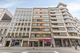 Op zoek naar een uniek dakappartement te koop in de bruisende stad Antwerpen? Dit lichte, ruime, instapklare appartement van circa 130 m² is...