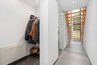 Deze verzorgde woning (bouwjaar 1997) bevindt zich in een rustige doodlopende straat, op wandelafstand van de markt van Ternat, winkels, scholen...