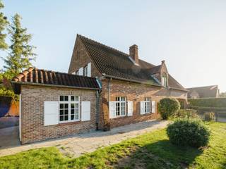 Gelegen in een rustige buurt, maar toch vlakbij de grote wegen, tussen Brussel en Waterloo, biedt deze gerenoveerde woning een bruto...