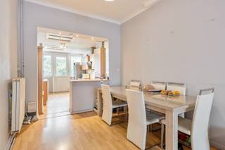 Deels gerenoveerde woning met stadstuin op een westelijk georiënteerd perceel van 2a60ca, gelegen tussen de kleine en de grote ring, op enkele passen van Hasselt centrum. Bewoonbare oppervlakte ong. 170m² (Volgens EPC attest d.d. 02/02/2022). <br /><br />INDELING: GELIJKVLOERS: Inkomhal, woon- en eetkamer en keuken met toegang tot het terras en de stadstuin;<br />EERSTE VERDIEPING: badkamer met douche, lavabo; drie slaapkamers; <br />TWEEDE VERDIEPING: Zolder.<br />Deels onderkelderd. <br /><br />CV op aardgas (Ketel Vaillant). Zonnepanelen aanwezig.<br />HR-beglazing, PVC.<br />E-Label: D - Geen renovatieverplichting.<br />Bestuursmaatregelen in het maatregelenregister: nee<br /><br />Meer info of een bezoek: contacteer Dario op 0472/09.27.56 op 011/22.19.17 of www.limburgsvastgoed.be.