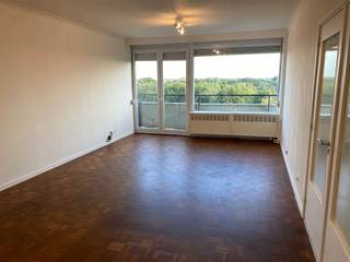 RUIM, LUMINEUS EN OPGEFRIST APPARTEMENT 100M² MET 2 SLAAPKAMERS, TERRAS EN KELDERBERGING6de verdieping met lift in goed onderhouden residentie -...