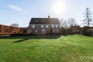Prachtige villa met poortgebouw op 2.402m². De gebouwen werden opgetrokken in 1996 door de gerenommeerde aannemer Sels uit Schilde. Het eigendom...