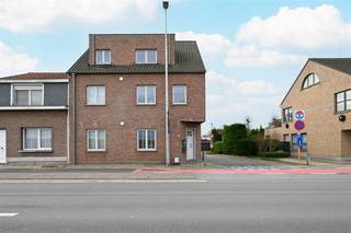 - Bekijk onze website www.koosi.be voor een uitgebreide omschrijving van dit eigendom -Op zoek naar een instapklare woning met mogelijkheid tot praktijk of tweewoonst?Dit recent eigendom, gebouwd in 2012, ligt tussen de dorpscentra van Kapellen en Putte. Het biedt uitzicht op weilanden en een vlotte verbinding naar de autostrade, winkels en openbaar vervoer.Het gebouw omvat momenteel twee wooneenheden (glvl=80m² en duplex=150m²). Beide correct verhuurd en goed onderhouden. Indeling: - GLVL - inkomhal, woonkamer(of praktijk) met open keuken, 1 slaapkamers, badkamer, berging en tuin. - 1E - woonkamer met ruime open leefkeuken, terras en berging/wasplaats. - 2E - 2 ruime slaapkamers, badkamer, bureaukamer/berging en bergzolder. - BUITEN - Tuin met aangelegd terras, tuinberging en garage. De keuze voor degelijke materialen en een kwalitatieve afwerking zorgt ervoor dat je zorgeloos kan intrekken. Daarnaast zorgen de goede isolatie, ventilatie, HR-beglazing en HR-condensatieketels voor een gunstig EPC en een laag verbruik.- Interesse? Aarzel niet om contact op te nemen via stef@koosi.be of 03/666.80.08 -