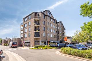 Het appartement gelegen op de derde verdieping is voorzien van inkomhal, woonkamer, keuken, toilet, bergruimte, badkamer, twee slaapkamers en een balkon.<br /><br />Derde verdieping:<br />- inkomhal (ca. 10m²)<br />- gastentoilet<br />- technische ruimte met aansluiting voor wasmachine en vernieuwde CV-installatie (ca. 2m²)<br />- woonkamer (ca. 32m²)<br />- recent vernieuwde keuken (ca. 7m²) voorzien van vaatwasser, keramische kookplaat, dampkap en koelkast<br />- recent vernieuwde  badkamer (ca. 4m²) voorzien van inloopdouche en een enkele lavabo<br />- slaapkamer 1 (ca. 13m²)<br />- slaapkamer 2 (ca. 12m²)<br />- balkon <br />- ruime zolder, bereikbaar via een vlizotrap<br /><br />Bijzonderheden:<br />- zeer centrale ligging, winkels in de omgeving<br />- Gemeenschappelijke fietsenberging <br />- lift aanwezig <br />- conform elektrisch rapport <br />- momenteel zeer correct verhuurd! <br />- recent gerenoveerd appartement op toplocatie! <br /><br />Bestuursmaatregelen in het maatregelenregister: nee