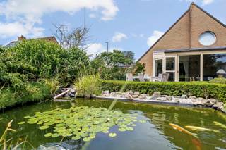 Prachtig gelegen, tijdloze open bebouwing vlakbij de Spuikom in Bredene.Deze rustig gelegen villa ligt in een doodlopende straat aan het begin van de...