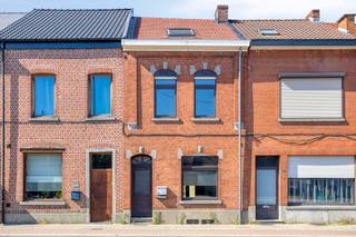 <p>Deze instapklare woning met 4 kamers en tuin ligt op fietsafstand van het centrum van Leuven en biedt een mooie combinatie van karakter, comfort en mogelijkheden. Dankzij de vier kamers en de aangename buitenruimte is dit een woning die zich flexibel laat aanpassen aan verschillende woonwensen.</p><p>Binnen word je verwelkomd door een karaktervolle en huiselijke sfeer. De woning is instapklaar en beschikt over verschillende ruimtes die je volledig naar eigen behoefte kan inrichten. De vier kamers bieden tal van mogelijkheden en kunnen bijvoorbeeld gebruikt worden als slaapruimte, bureau, hobbykamer of logeerkamer.</p><p>Ook buiten is het aangenaam vertoeven. De tuin vormt een fijne plek om tot rust te komen, gezellig buiten te eten of gewoon van het groen te genieten. Een bijzonder praktische troef is de Delhaize die zich achter de woning bevindt. Hier kan je vrij parkeren en vervolgens via de tuin rechtstreeks toegang krijgen tot de woning. Dat maakt thuiskomen met boodschappen of parkeren in de buurt extra gemakkelijk.</p><p>De ligging vormt bovendien een belangrijke troef. Je woont op fietsafstand van het centrum van Leuven en hebt daardoor winkels, horeca, scholen en andere voorzieningen vlot binnen bereik. Zo combineer je de nabijheid van de stad met het comfort van een eigen tuin en een aangename woonomgeving.</p><p>Heb je interesse en wil je deze woning als een van de eersten ontdekken? De verkoop start met een exclusieve Avant-Première op 28 en 29 augustus. Plan je bezoek via de paarse knop ‘Afspraak maken’ op onze website. De biedingstermijn loopt tot en met 31 augustus om 21.00 uur. Je vindt het Avant-Première-reglement onder downloads.</p>