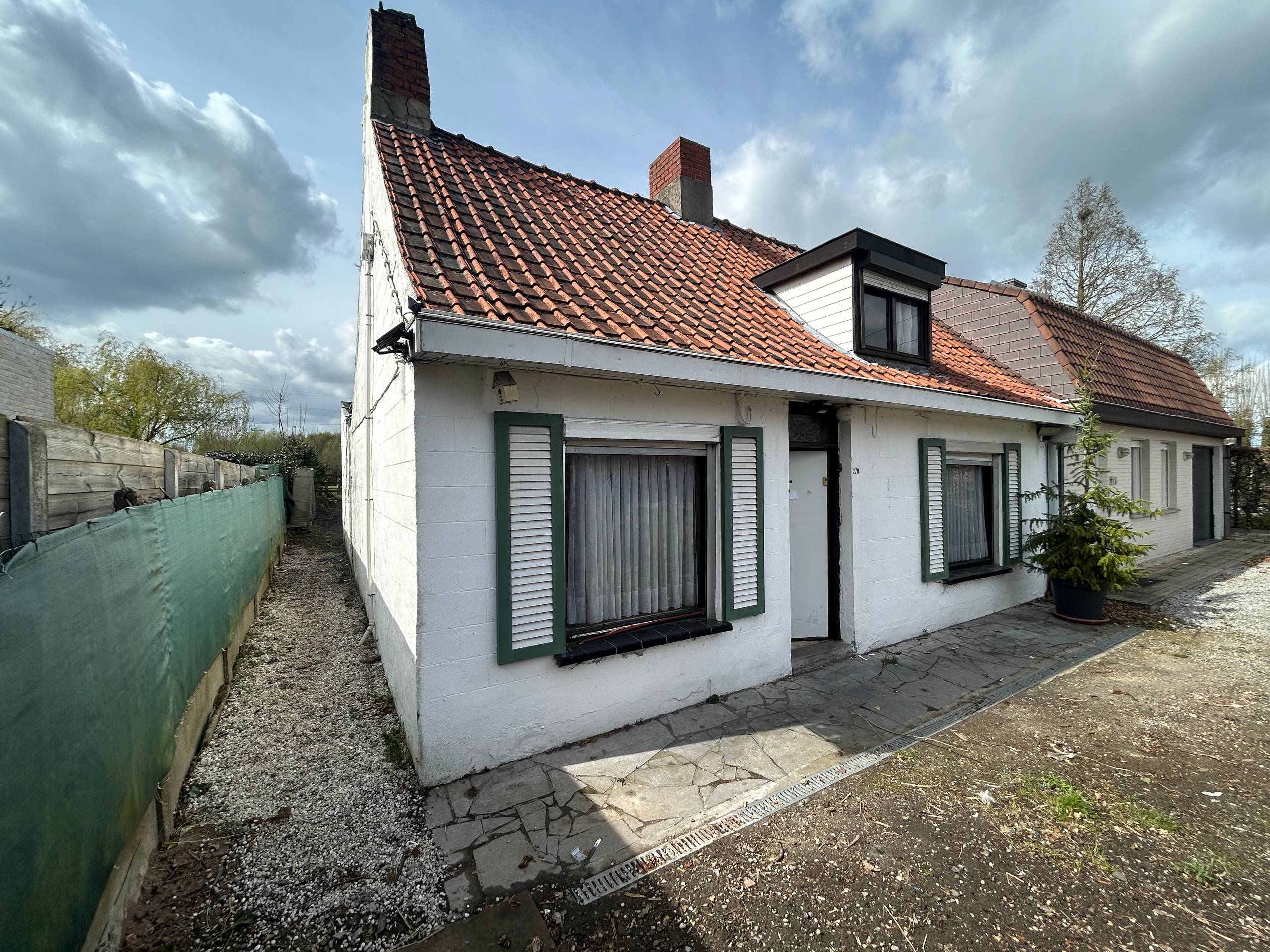 Izegem - Halfopen te renoveren woning met uniek verzicht - foto 2