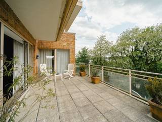 Located on the top floors of a well-kept condominium in Ixelles, on the outskirts of Watermael-Boitsfort, this duplex penthouse in need of...