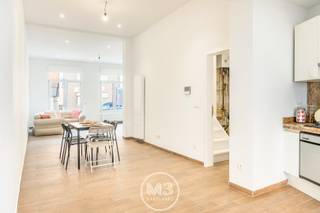 Welkom in deze smaakvol totaal <strong>gerenoveerde gezinswoning,</strong> gelegen op een <strong>centrale en vlot bereikbare locatie</strong> in Burcht.<br />Achter de vernieuwde gevel schuilt een woning waar comfort, licht en functionaliteit centraal staan.<br /><br />Bij het binnenkomen <strong>via de inkomhal (6,5 m²) </strong>word je meteen verwelkomd in de ruime, <strong>lichtrijke leefruimte. De woonkamer (25,1 m²) en eetplaats (15 m²) </strong>lopen harmonieus in elkaar over en creëren een aangenaam open gevoel.<br /><br />De volledig <strong>uitgeruste keuken (10,2 m²) </strong>sluit naadloos aan en biedt zicht op de onderhoudsvriendelijke <strong>stadstuin (14 m²) </strong>— een gezellige buitenruimte waar je in alle privacy kan genieten.<br /><br />Op het gelijkvloers bevindt zich een moderne badkamer (4,8 m²), afgewerkt met kwalitatieve materialen en voorzien van een stijlvolle inloopdouche.<br />De eerste verdieping <strong>omvat drie volwaardige slaapkamers (13,2 m² – 14,3 m² – 9,5 m²)</strong>, een praktische <strong>dressing (2,2 m²) </strong>en een tweede, <strong>ruime badkamer (8,5 m²) </strong>met dubbele lavabo, douche én ligbad — een absolute meerwaarde voor gezinnen.<br /><br />Onder het dak <strong>bevindt zich de royale master bedroom (21 m²), </strong>een rustige en private plek die perfect dienst kan doen als ouderlijke suite.<br /><br />Deze woning werd volledig gestript en vernieuwd, inclusief elektriciteit, sanitair en verwarmingsinstallatie.<br />De elektrische installatie is conform gekeurd en dankzij de doordachte renovatie geniet u van hedendaags wooncomfort zonder zorgen.<br />Een extra berging vervolledigt het geheel.<br /><br /><u><strong>Technische kenmerken:</strong></u><br />– EPC: 158 kWh/m²jaar – Label B<br />– G- &amp; P-score: C – C<br />– Stedenbouwkundige inlichtingen: Wg – Vg – Gvv – Gmo – Gvkr<br />– Geen renovatieverplichting<br /><br /><strong>Instapklaar, energiezuinig en perfect voor wie zorgeloos wil wonen op een centrale ligging.</strong><br /><br />Voelt u het al kriebelen? Ons M3-team ontvangt u graag voor een persoonlijke rondleiding.<br /><strong>Bel ons vandaag nog op 03 369 70 33 en ontdek deze woning zelf.</strong><br /> 