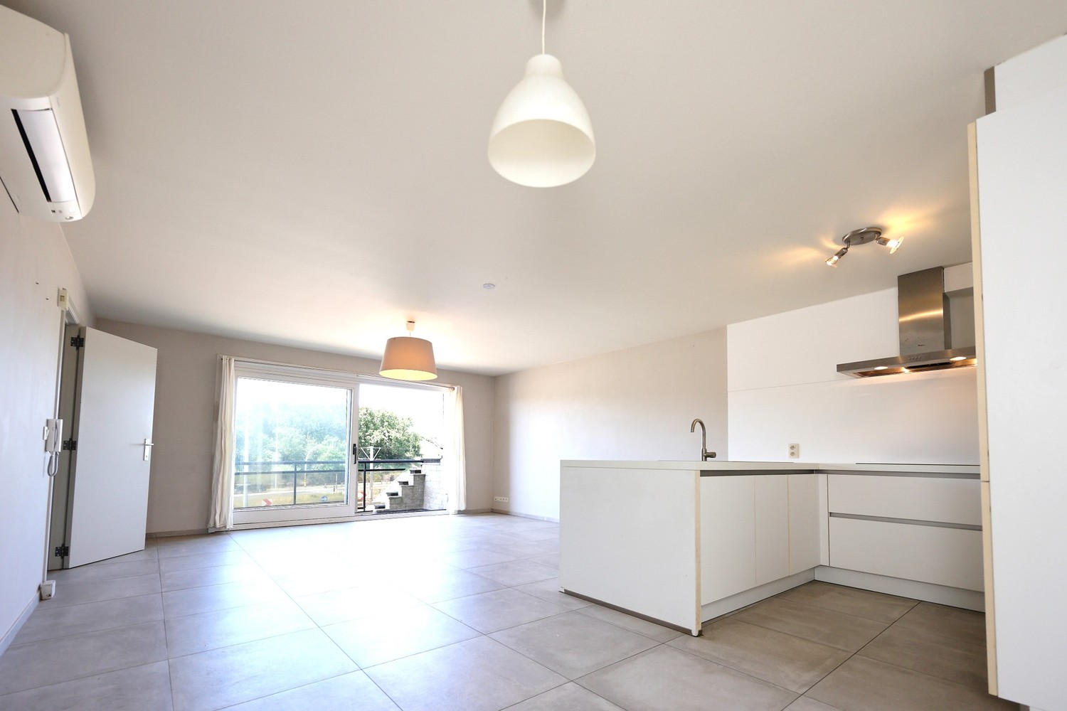 Volledig gerenoveerd 2-slaapkamerappartement met zicht op de duinen – Bredene - foto 1