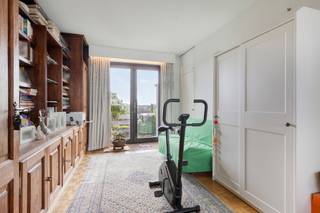<p><b>Lichtrijke penthouse met 2 zonnige terrassen.<br /><br />Genieten van rust, ruimte en mooie uitzichten in deze penthouse aan het Rucaplein!</b></p>
<p><b>Indeling:</b> <br />Via de centrale inkomhal bereikt u aan de linkerzijde de ruime, <strong>volledig geïnstalleerde keuken</strong>. Aan de rechterzijde bevindt zich het gastentoilet en de <strong>ruime slaapkamer met recent gerenoveerde badkamer</strong>. Vanuit deze slaapkamer hebt u rechtstreeks zicht op het terras achteraan, ideaal voor uw ochtendkoffie in de zon.<br />De indrukwekkende, <strong>lichtrijke leefruimte</strong> sluit naadloos aan en geeft via een groot schuifraam uit op het terras vooraan, perfect voor een gezellige apero in de avondzon. Aansluitend aan de leefruimte ligt een handige polyvalente ruimte (bureau of logeerkamer) met eveneens toegang tot het achteraan terras. <br /><span><br /></span><strong>Bijzonderheden:</strong><br /><strong>Twee terrassen</strong> met <strong>zicht op groen</strong>;<br /><span>Ondergrondse autostaanplaats optioneel mee aan te kopen (vraagprijs: €25.000,-).</span><br /><b>Maandelijkse kosten:</b><span> ca. €160,- (Beheer; conciërge; blokpolis; verbruik/onderhoud algemene delen (incl. lift)+ provisie verwarming en water). <br /></span><br /><strong>Ligging:</strong><br />Ideaal gelegen met <strong>alle faciliteiten binnen handbereik!</strong> Op korte afstand van belangrijke invalswegen en op wandelafstand van winkels, scholen, parken, ziekenhuizen, openbaar vervoer en sportvoorzieningen.</p>