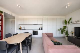 Découvrez cet appartement prêt à emménager et durable, construit en 2023 et bénéficiant d'un emplacement exceptionnel dans les anciens docks commerciaux. Vous y allierez un cadre de vie confortable à un emplacement exceptionnel et une vue imprenable. Grâce à son label EPC A (efficacité énergétique) et au chauffage au sol raccordé au réseau de chauffage urbain, vous profiterez en outre d'un cadre de vie agréable et durable avec de faibles dépenses énergétiques.<br /><br />L'appartement dispose d'un espace de vie lumineux, d'une cuisine entièrement équipée, d'une chambre à coucher spacieuse avec dressing intégré et d'une salle de bains soignée. L'espace de vie est par ailleurs doté de plusieurs placards intégrés, ce qui permet d'exploiter au maximum et de manière efficace la surface disponible. La terrasse spacieuse et agréable, offrant une vue dégagée tout à fait exceptionnelle sur le Handelsdok, constitue un atout indéniable. Un parc verdoyant sera aménagé devant l’appartement, ce qui renforcera encore davantage le caractère ouvert et verdoyant du quartier. Cette vue exceptionnelle fait de la terrasse un endroit idéal pour profiter du calme, prendre un café ou un apéritif. Une telle vue est particulièrement rare dans ce quartier central et très prisé.<br /><br />Son emplacement unique constitue également une valeur ajoutée importante. L'appartement est situé dans le quartier très prisé des « Nieuwe Dokken », qui a connu un beau développement ces dernières années, avec de nombreux appartements flambant neufs et des projets immobiliers de qualité. Le site lui-même dégage une esthétique moderne et soignée et dispose de beaux jardins intérieurs conviviaux ainsi que d'agréables espaces verts. Des aires de jeux rendent également le quartier particulièrement attrayant et contribuent au caractère agréable du site.<br /><br />À quelques minutes à pied, vous trouverez en outre un mélange de boutiques branchées, de cafés conviviaux, de restaurants et de commerces variés, ce qui vous permettra de profiter pleinement de l’ambiance animée du quartier. Grâce aux liaisons fluides et à la proximité d’un raccourci pratique vers Gand, le centre-ville est également accessible rapidement et facilement. Bien qu’aucun parking privé ne soit rattaché à l’appartement, un grand parking public souterrain se trouve à proximité. De plus, l’appartement dispose de deux abris à vélos privés. La combinaison du calme, de la verdure, des commodités et de l’accessibilité rend cet emplacement particulièrement attractif, tant pour une occupation personnelle que pour la location.<br /><br />L'esthétique du bâtiment et les parties communes soignées renforcent le sentiment de qualité. De plus, l'appartement dispose d'un débarras privé supplémentaire au sous-sol, ce qui offre un espace de rangement pratique supplémentaire.<br /><br />Grâce à son agencement pratique, ses nombreux placards intégrés, sa vue imprenable depuis la terrasse, son efficacité énergétique, sa construction récente (2023) et surtout son emplacement idéal offrant un fort potentiel à long terme, cet appartement séduira aussi bien les célibataires que les couples et les investisseurs à la recherche d’un bien immobilier de qualité, sans souci et présentant une belle plus-value potentielle.<br /><br />Intéressé(e) ? Contactez Thomas au 0474 26 27 58 ou par e-mail à l'adresse info@vicusvastgoed.be