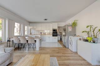 www.vredestraat1bus 7.beVolledig gerenoveerd appartement in het centrum van het pittoreske Tiegem. Nabij een groene omgeving en tal van...