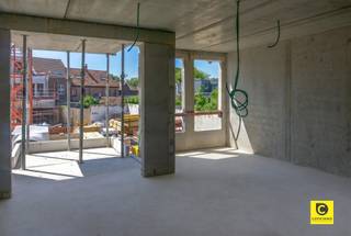 <p><span>In het centrum van Mortsel verrijst het nieuwbouwproject Evergreen!</span></p><p><span> </span></p><p><span>Het project omvat maar liefst 16 energiezuinige, moderne appartementen, verspreid over twee gebouwen rond een ruime en rustige binnentuin.</span><span><br /></span><span>Evergreen is een toonbeeld van duurzaam en comfortabel wonen, waarbij milieuvriendelijke oplossingen centraal staan.</span><span><br /></span><span>Bewoners profiteren hier van een toekomstgerichte leefomgeving die innovatie en leefkwaliteit perfect combineert.</span></p><p><span> </span></p><p><span>Dit appartement met twee slaapkamers en een oppervlakte van ongeveer 110 m² is gelegen op de derde verdieping van blok A aan de Liersesteenweg 212 in Mortsel.</span></p>