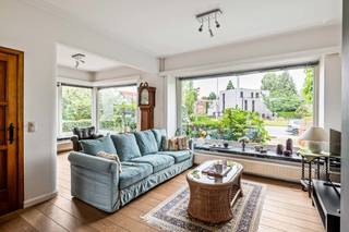 IN OPTIE Charmante woning op 1.010m² met ruime garage, vlakbij het centrum en openbaar vervoer. Inkomhal met gastentoilet, ruime woonkamer 45m² in L-vorm op parket met ingebouwde haardcassette, schuifpui naar ruim terras doorlopend naar tuin met veel privacy, leefkeuken met tevens rechtstreeks toegang naar terras, ruime garage/atelierruimte 48m². Op de verdieping: 3 slaapkamers (16/16/12m²) en badkamer (ligbad, wastafel in meubel en toilet). De woning heeft een volwaardige kelder onder gans de woning en een zolderruimte. Extra's: Conforme elektrische keuring.
