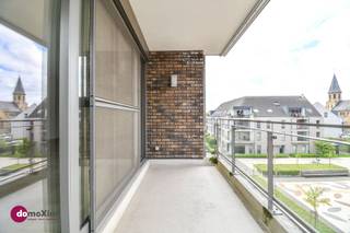<p><span>Appartement de 3 chambres prêt à emménager avec place de parking au cœur de Boortmeerbeek</span></p><p><span>Vous recherchez de l'espace, un confort moderne et un emplacement de choix ? </span></p><p><span>Cet appartement situé au cœur du village de Boortmeerbeek vous accueille à bras ouverts. Pour des raisons familiales, le logement n’a été habité que pendant deux ans, ce qui lui confère un aspect véritablement neuf !</span></p><p><span>Le spacieux salon lumineux dispose d’une cuisine ouverte entièrement équipée. Juste à côté de la cuisine se trouve un débarras pratique avec des branchements pour votre lave-linge et votre sèche-linge. </span></p><p><span>Depuis le salon, vous accédez directement à la terrasse conviviale, qui offre une vue apaisante sur la cour intérieure.</span></p><p><span>Le couloir de nuit donne accès aux trois chambres à coucher spacieuses et aux toilettes séparées. La salle de bains confortable est entièrement équipée d’un lavabo et d’une douche à l’italienne. Plus loin dans le couloir, il est possible d’aménager une deuxième salle de bains (actuellement, vous y trouverez une buanderie avec un évier).<br /><br />Dans le garage souterrain du projet 'De Malterie', vous disposez d’une place de stationnement privée extra-large.</span></p><p><span>Vous pouvez garer vos vélos en toute sécurité dans le local à vélos commun.</span></p><p><span>L'emplacement est idéal : les écoles, la gare et la place du village sont accessibles à pied. De plus, vous bénéficiez d'une liaison rapide vers Louvain, Malines, Bruxelles et Anvers.</span></p><p><span>Est-ce l'appartement de vos rêves? Contactez-nous vite pour organiser une visite !</span></p><p><span><br />015 20 36 00 - info@domoxim.be</span></p>