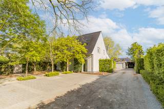 Deze charmante, instapklare villa uit 1935 is gelegen op een ruim perceel van ca. 2.136 m² en werd doorheen de jaren (1998 en 2018-2022) met...