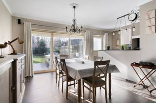 <p><span>Deze instapklare woning, gelegen langs de Markegemsesteenweg 164A te Dentergem, is een uitstekend onderhouden en volledig afgewerkte gezinswoning met een bewoonbare oppervlakte van </span><span>216 m²</span><span>. Dankzij de recente bouw (2012), de energiezuinige voorzieningen en de praktische indeling, is deze woning helemaal instapklaar.</span></p><p><span>De woning werd opgetrokken in houtskeletbouw en werd de voorbije jaren verder geoptimaliseerd met verschillende recente toevoegingen zoals een carport, tuinberging, lounge, laadpaal, zonnepanelen en een zonneboiler. In 2022 werd bovendien de garage omgevormd tot een praktische bureauruimte.</span></p><p><span> </span></p><p><span>Troeven:</span><span><br />• Instapklaar en perfect onderhouden <br />• Recente woning (2012) <br />• Bewoonbare oppervlakte van 216 m²<br />• Bureau op het gelijkvloers – ideaal voor thuiswerk<br />• 4 volwaardige slaapkamers dankzij afgewerkte zolderverdieping<br />• Energiezuinig met EPC label A<br />• 11 zonnepanelen en zonneboiler<br />• Regenwaterput van 7.000 liter<br />• Laadpaal aanwezig<br />• Carport, tuinberging en lounge geplaatst in 2021/2022</span></p><p><span> </span></p><p><span>Kortom, een ideale gezinswoning op een goede ligging in Dentergem.</span></p><p><span> </span></p><p><span>Info</span><span><br />• EPC: label A – 100 kWh/m² jaar<br />• Watertoets: perceelscore A – gebouwscore A<br />• Stedenbouwkundige info: in aanvraag<br />• De vermelde bewoonbare oppervlakte betreft de bruto oppervlakte zoals vermeld in het EPC-attest.</span></p><p><span> </span></p><p><span>Wens je extra informatie en/of plan je graag een bezoek?</span><span><br /></span><span>Contacteer Valentine De Jaeger via 0475 85 14 91 of valentine@heritagevastgoed.be</span></p><p><span> </span></p>