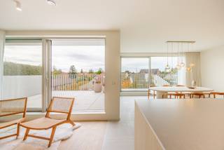 Dit luxueus afgewerkt appartement maakt deel uit van het nieuwbouwproject AQUILO in het klassevolle Sint-Idesbald. <br /><br />Het energiezuinige karakter wordt bepaald door individuele zonnepanelen per appartement, doorgedreven isolatie en warmtepomp alsook balansventilatie systeem D. De ruime oppervlaktes benadrukken het luxueuze cachet van de appartementen.<br />Ontdek een exclusieve kans om te wonen in het hart van Sint-Idesbald, waar modern comfort en een stijlvolle levensstijl samenkomen. <br /><br />Het appartement is gelegen op de tweede verdieping en werd op plan ingedeeld als volgt:<br />Inkom met toilet en berging, lichtrijke leefruimte met open keuken, 2 slaapkamers met elk zijn eigen badkamer, zuidgericht terras en ruime zolderberging.<br /><br />Verplicht aan te kopen parkeergelegenheid en kelderberging niet in de prijs inbegrepen. <br /><br />Oppervlakte appartement: 133,13 m²<br />Oppervlakte terras: 20,09 m²<br />Oppervlakte zolderberging: 22,69 m²<br /><br />Wenst u meer informatie of een afspraak aan het ingericht modelappartement? Contacteer ons vrijblijvend via 058 62 27 51 of jhonny@vlaemynck.be