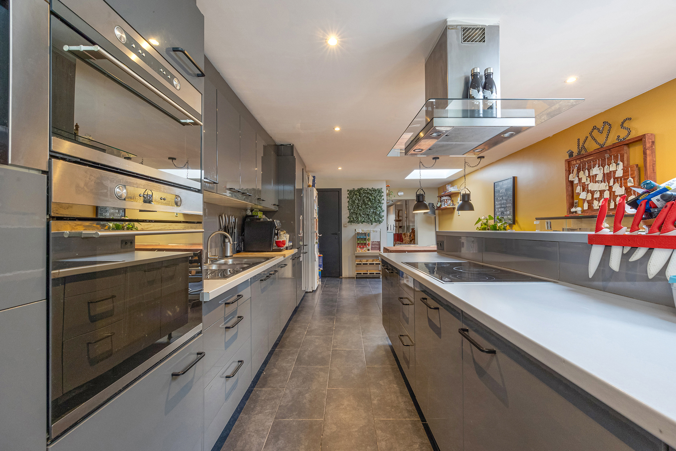 Deels te renoveren rijwoning met 3 slpk, tuin en garage - foto 3