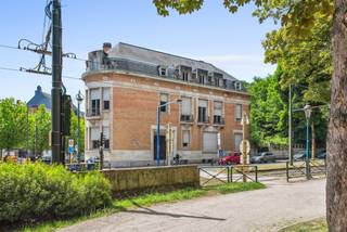 PRESTIGIEUS GEKLASSEERD GEBOUW TE HUUR – PANTEONLAAN 1, 1081 KOEKELBERGUnieke kans om uw activiteiten te vestigen in een geklasseerd en karaktervol...