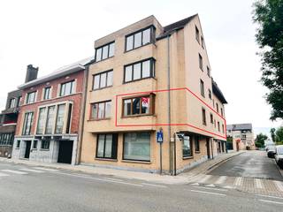 Instapklaar en ruim appartement met 3 slaapkamers, gelegen op een centrale locatie in Wevelgem. De lichtrijke leefruimte sluit aan op een...