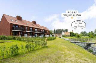 ‼️ONGEZIENE STERKE PRIJSDALING voor deze 2 laatste exclusieve nieuwbouwwoningen onmiddellijk beschikbaar met 3 of 4 slaapkamers op den buiten in een kleinschalige prachtige buurt. Prijs inclusief btw, registratierechten en volledig geschilderd tot in de details. Ook de tuin is volledig aangelegd. Het project en de site zijn ondertussen volledig afgewerkt.<br /><br />Een landelijke nieuwbouwwoning met zichten op de heuvels en gelegen in een klein aangelegd parkje. <br /><br />Een aanrader als u op zoek bent naar een volledige instapklare woning dat onmiddellijk beschkibaar is, een gezellige groene omgeving, toffe mensen en een kleinschalig kwalitatief nieuwbouwproject van een vertrouwenspartner. Je kent het zeker...zo een familie bedrijf dat al jaren actief is en dat je onmiddellijk een goed gevoel geeft. <br /><br />Een veilige omgeving: hier kom je sowieso tot rust met de prachtige zichten, de bloemperken, de bomen, het beekje, de bankjes, de schaapjes, het nieuw aangelegd wandel en fietspad waardoor je op amper 5min in het centrum staat.  Een fantastische en knusse locatie waar het rustig en goed wonen is met in totaal 7 woningen en 8 appartementen. <br /><br />Kom dan zeker eens een bezoek brengen aan onze model woning. Volledig instapklaar, alles inbegrepen in deze scherpe prijs zodat u snel en comfortabel kan verhuizen. Helemaal klaar voor de toekomst met zonnepanelen, vloerverwarming en een lucht-water warmtepomp. E-peil 20 waardoor u kortingen krijgt op het betalen van uw onroerende voorheffing in de eerste 5 komende jaar. <br /><br />Het terras en de tuin, daar kan u dan ook onmiddellijk uw tuinmeubels zetten en volop genieten. De privatieve carport en de extra berging zijn tevens inclusief in de prijs. <br /><br />Alle informatie en plannen zijn beschikbaar op ons kantoor altijd met een afspraak.<br />Wij helpen u graag verder in uw zoektocht naar een nieuwe thuis. Bel ons vandaag nog 0475/34.00.40 en vraag naar Fabienne. <br /> 