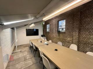 Unique office space of 573 m² for rent in the former Colour Factory in Drongen. This building with industrial character combines a stylish look...