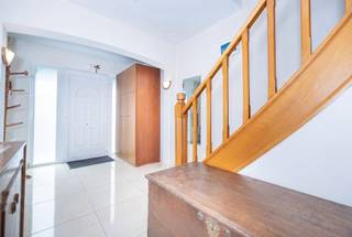 Dit gezellige huis met drie gevels ligt verscholen aan het einde van een rustige laan in een doodlopende straat en bevindt zich in een gewilde woonwijk die rust, gezelligheid en levenskwaliteit combineert. Het geniet van een ideale ligging vlakbij het openbaar vervoer, het station van Evere, de NAVO, een park, winkels en alle voorzieningen.<br /><br />In de loop der jaren zijn er verschillende verbeteringen aangebracht: het dak is in 2025 gerenoveerd en geïsoleerd, de kozijnen met dubbele beglazing zijn in 2004 vervangen, de voordeur en garagedeur zijn in 2008 vernieuwd, de ingerichte keuken is in 2013 geplaatst en de hal is in 2020 gerenoveerd.<br /><br />De begane grond bestaat uit een ruime hal, een garage met elektrische deur, een stookruimte, een kelder en een multifunctionele ruimte met directe toegang tot de tuin, ideaal voor een zelfstandige activiteit, thuiswerken of als hobbyruimte.<br /><br />Buiten nodigt een aangename tuin van ±85 m² uit tot ontspanning. Op de eerste verdieping bevindt zich een lichte L-vormige woonkamer van ±35 m² met een functionele open haard en een ingerichte keuken. De tweede verdieping bestaat uit drie slaapkamers en een doucheruimte met toilet, dubbele wastafel en aansluitingen voor wasmachine en droger.<br /><br />Dit huis is in goede staat en goed onderhouden, maar moet wel worden gemoderniseerd om zijn volledige potentieel te onthullen. Een mooie kans in een gewilde wijk.<br /><br />Niet-conforme elektriciteit, stookolieketel en EPC: F<br /><br />
<p><strong>INDELING</strong></p>
<p><strong>Begane grond</strong></p>
<ul>
<li>In 2020 gerenoveerde hal van ±13,5 m²</li>
<li>Garage van ±18 m² met automatische deur</li>
<li>Aparte stookruimte</li>
<li>Kelder van ±3 m²</li>
<li>Multifunctionele ruimte van ±8,5 m² met directe toegang tot de tuin</li>
<li>Ideale ruimte voor een kantoor, een vrij beroep, een wasruimte of een hobbykamer</li>
<li>Ruimte die jarenlang als kantoor is gebruikt</li>
</ul>
<p><b>1e verdieping</b></p>
<ul>
<li>Lichte L-vormige woonkamer van ±35 m²</li>
<li>Functionele open haard</li>
<li>Ingerichte keuken van ±6 m², geïnstalleerd in 2013</li>
</ul>
<p><strong>2e verdieping</strong></p>
<ul>
<li>Slaapkamer 1: ±14 m²</li>
<li>Slaapkamer 2: ±12,5 m²</li>
<li>Slaapkamer 3: ±8 m²</li>
<li>Doucheruimte van ±6 m² met toilet</li>
<li>Dubbele wastafel</li>
<li>Aansluitingen voor wasmachine en droger</li>
</ul>
<p></p>
<p><b>BUITENRUIMTE</b></p>
<ul>
<li>Privétuin van ±85 m²</li>
<li>Aangename en onderhoudsvriendelijke buitenruimte</li>
<li>Ideale ligging om van de mooie dagen te genieten</li>
<li>Directe toegang tot de tuin vanaf de begane grond</li>
</ul>
<p></p>
<p><b>COMFORT &amp; UITRUSTING</b></p>
<ul>
<li>Huis met drie gevels</li>
<li>Kozijnen met dubbele beglazing vervangen in 2004</li>
<li>Voordeur vervangen in 2008</li>
<li>Garagedeur vervangen in 2008</li>
<li>Gemotoriseerde garagedeur</li>
<li>Dak gerenoveerd en geïsoleerd in 2025</li>
<li>Keuken geïnstalleerd in 2013</li>
<li>Inkomhal gerenoveerd in 2020</li>
<li>Werkende open haard</li>
</ul>
<p></p>
<p><b>LIGGING</b></p>
<ul>
<li>Gelegen aan het einde van een rustige zijstraat</li>
<li>Doodlopende straat die rust en weinig verkeer garandeert</li>
<li>Charmante woonwijk die gewaardeerd wordt om zijn levenskwaliteit</li>
<li>Vlakbij het openbaar vervoer</li>
<li>Op enkele minuten van het station van Evere</li>
<li>Gemakkelijke toegang tot de NAVO</li>
<li>Dicht bij een park</li>
<li>Winkels en voorzieningen snel bereikbaar</li>
</ul>
<p></p>
<p><b>AANVULLENDE INFORMATIE</b></p>
<ul>
<li>Gezond en goed onderhouden huis</li>
<li>Talrijke investeringen reeds uitgevoerd</li>
<li>Woning die aan een opknapbeurt toe is</li>
<li>Uitstekend potentieel voor personalisatie en waardevermeerdering</li>
<li>Elektrische installatie voldoet niet aan de normen</li>
<li>Centrale verwarming op stookolie</li>
</ul>