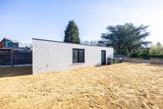 Op zoek naar een veilige parkeerplek, extra opslagruimte of een interessante investering? Dan stellen we u graag deze set van garageboxen...