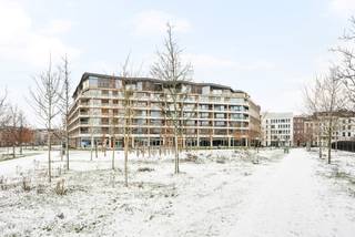 Dit modern en lichtrijk appartement bevindt zich op de vierde verdieping van The Residence, gelegen in Antwerpen-Zuid op de grens met Nieuw-Zuid. Dankzij de zuidgerichte oriëntatie geniet je hier van een prachtig open zicht op het park en het iconische justitiepaleis. De ligging is ronduit uitstekend, vlak bij het Zuidpark, de vernieuwde Scheldekaaien en het KMSKA.<br /><br />Het appartement werd opgeleverd in 2020 en combineert hedendaags wooncomfort met een hoogwaardige afwerking. Met een doordachte indeling en twee terrassen biedt deze woonst een aangenaam evenwicht tussen binnen- en buitenleven.<br /><br />De ruime leefruimte van 35 m² geeft rechtstreeks uit op het zuidgerichte inpandige terras van 11 m², waar je in alle rust kan genieten van het uitzicht. De open keuken met kookeiland is volledig uitgerust met kwalitatieve AEG-toestellen, waaronder een koelkast, diepvriezer, vaatwasser, combi-oven en vierpits kookplaat.<br /><br />Verder beschikt het appartement over twee slaapkamers (11,5 m² en 7,5 m²), die beide toegang hebben tot een tweede terras aan de achterzijde met zicht op de gemeenschappelijke daktuin. De badkamer is voorzien van zowel een ligbad als een inloopdouche. Daarnaast zijn er een apart toilet, een inkomhal met handige vestiairekast en een praktische berging met aansluitingen voor wasmachine en droogkast.<br /><br />Troeven op een rij:<br />• Nieuwbouw, opgeleverd in 2020<br />• Energiezuinig: EPC-label A (E35)<br />• Vloerverwarming in alle ruimtes<br />• Doorlopend parket in leefruimte, hal en slaapkamers<br />• Kamerhoge ramen met vliegenramen<br />• Twee terrassen met open zichten<br />• Lift aanwezig in het gebouw<br />• Afgesloten fietsenstalling in de garage<br />• Mogelijkheid tot huren van een ondergrondse staanplaats<br />• Colruyt in het gebouw<br />• Vaste kosten ca. €110/maand<br />• KI: €1.035<br />• Mobiscore: 9,3/10<br /><br />Dit appartement combineert een uitstekende ligging met modern comfort, veel licht en aangename buitenruimtes, een ideale woonst in het hart van Antwerpen-Zuid.