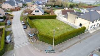 Gelegen aan het station van De Pinte en op wandel- en fietsafstand van winkels, scholen, ... treffen we dit bouwrijpe lot bouwgrond voor...