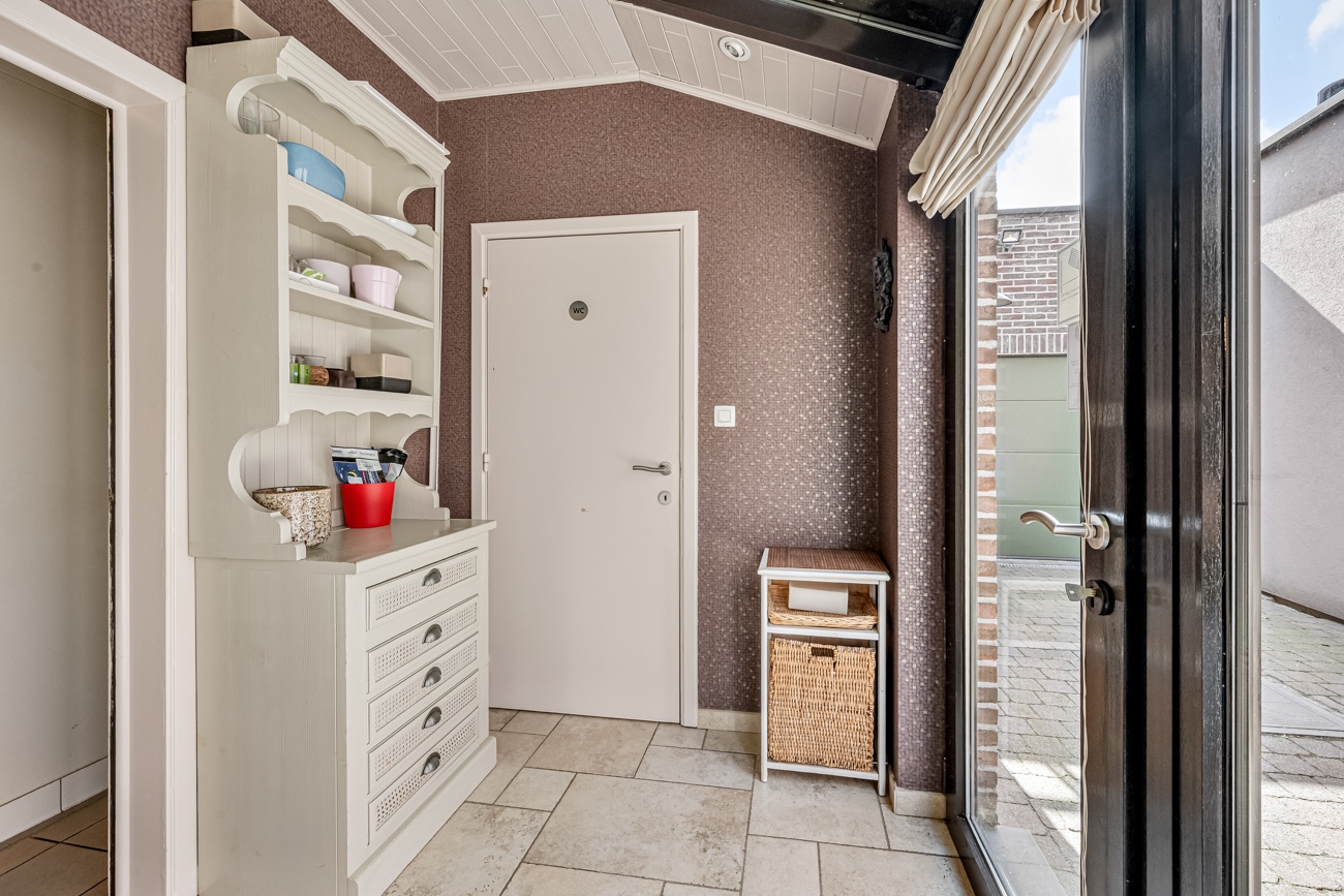 Te renoveren halfopen woning met inpandige garage, grote werkruimte (ca. 145m²) en aangename tuin met open zicht in Ertvelde! - foto 3