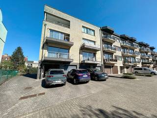 Cet appartement comprend : - hall avec vestiaire intégré - salon avec cuisine ouverte - terrasse avant- rangement séparé - 2 chambres- salle de bain...