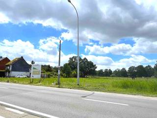 <p>Een perceel bouwgrond voor open bebouwing en gelegen op 8a 70ca met een straatbreedte van 17,30m en mooi zicht op achterliggende weilanden. Het perceel is gelegen in woongebied met landelijk karakter, en achteraan in agrarisch gebied.</p><p>Deze bouwgrond is gelegen in een recente goedgekeurde verkaveling (van 3 loten).</p>