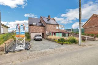 Voor meer info of een bezoek, bel 054 69 39 36 - In het landelijke Denderwindeke bevindt zich deze ruime woning met twee achterliggende weides...