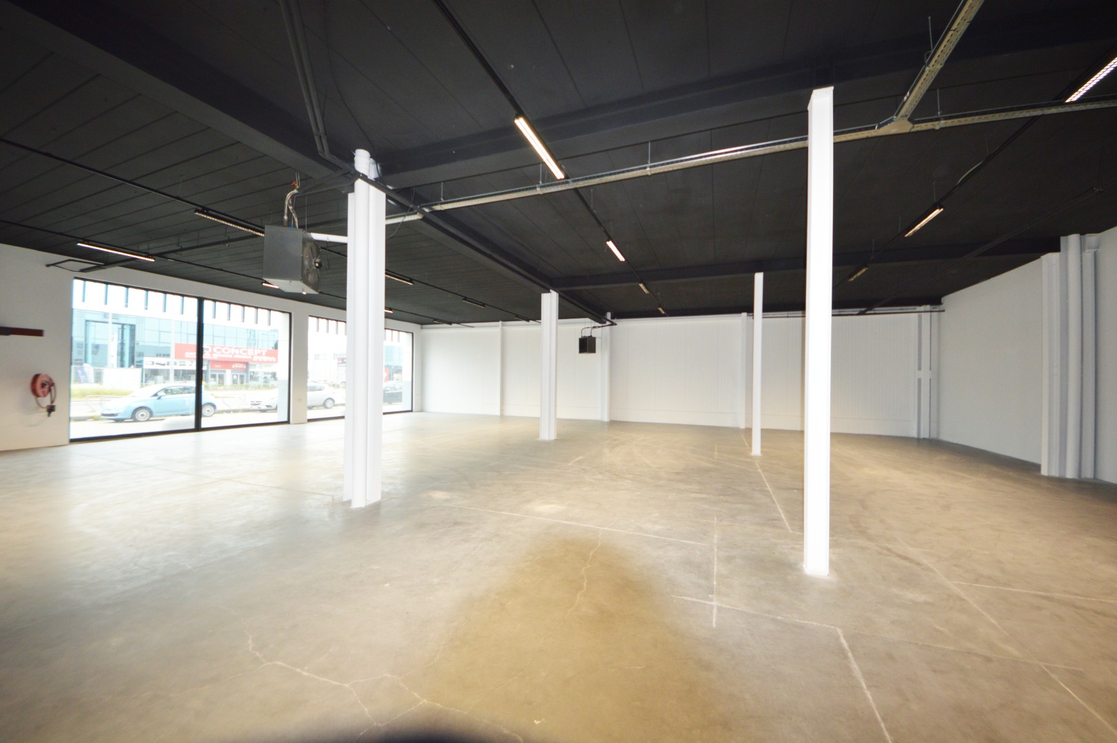 COMMERCIEEL GEBOUW BAANLOCATIE MET PARKING NABIJ MCDONALDS - foto 5