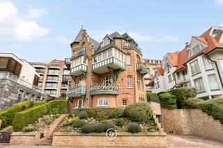 A rare heritage property on one of the most discreet and sought-after avenues in Duinbergen. Offering 133 m² of living space, the apartment unfolds over two levels within a building where authenticity and refinement come together in perfect harmony. This intimate residence is situated on the tranquil Bergdreef, surrounded by greenery and within walking distance of the sea and beach.<br /><br />The living area extends across the first floor and is bathed in natural light thanks to its generous windows. Adjacent to the living space is a south-facing terrace with open views over the surrounding greenery.<br />The apartment features three bedrooms and two bathrooms, making it equally suited as a stylish primary residence or a refined second home by the sea.<br /><br />The architectural character of the building, combined with the warm and timeless atmosphere of the interior, makes this property a truly exceptional offering within the residential market of Duinbergen.