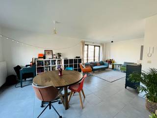 Gelegen in een doodlopende straat op een boogscheut van de Open Golf Club van Brasschaat vindt u dit 3-slaapkamer appartement op de 1e verdieping van dit nieuwbouw complex met lift. De indeling gaat als volgt: inkomhal met gastentoilet, royale woon- en eetkamer 31m² met veel lichtinval, een open ingerichte keuken en een aparte technische berging met aansluiting voor een wasmachine en droogkast. De comfortabele badkamer is voorzien van een wandmeubel met lavabo en een inkoopdouche. Er zijn 3 slaapkamers (8m², 10m² en 13m²) waarvan 2 kamers met toegang tot het terras. In de ondergrondse verdieping is er een privatieve autostaanplaats.