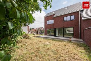 Deze prachtige passiefwoning ligt in een rustige straat in Zottegem. <br /><br />Troeven<br />• EPC A+ (-13 kWh) → energieneutraal en lage energiekosten<br />• Hoogwaardig afgewerkt, leefruimte met grote raampartijen<br />• 4 slaapkamers, de zolderkamer kan ook gezien worden als een polyvalente ruimte<br />• Vloerverwarming in heel de woning<br />• Zonnepanelen 7000 WP<br />• Spots en lichten voorzien in alle ruimtes waardoor de woning volledig instapklaar is<br />• Maximaal geïsoleerd waardoor je binnen geniet van een oase aan rust<br /><br />Via de benedenverdieping komen we terecht in de zeer ruime garage. Eveneens is er een douchecabine voorzien. Via de trap komen we terecht in de inkomhal en betreedt u de lichtrijke leefruimte. De open volledig geïnstalleerde keuken sluit mooi aan bij het moderne interieur. Vanuit de leefruimte heeft u toegang tot het terras en de ideale tuin. Op de verdiepingen vindt u 3 ruime slaapkamers, met toegang tot de vaste trap naar de volledig afgewerkte zolderkamer op de bovenste verdieping, een 4de slaapkamer, of de mogelijkheid om er een home office, hobbykamer of praktijk aan huis van te maken. Eveneens zijn er 2 badkamers voorzien en op de zolderverdieping nog een extra lavabo. <br /><br />Deze energiezuinige woning heeft werkelijk alles in huis om er de perfecte thuis van te maken. Dit huis voldoet aan alle normen en zorgt voor alle comfort. <br /><br />Het betreft een nieuwbouwwoning met 21% btw tarief. <br /><br />Bel Top Vastgoed voor een bezoek op 0475 700 700.