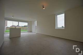 In de groene omgeving van Proven vinden wij deze nieuwbouwwoning in de Baron Mazemanlaan.Deze woning is meteen beschikbaar en is ideaal voor huurders die wensen te wonen in een moderne en energiezuinige woning met tuin.Indeling:GLV: inkomhal - leefruimte met open keuken - technische bergruimte - apart toiletV+1: nachthal - 3 slaapkamers - apart toilet - badkamerExtra's:* E-peil: 30* Volledig professioneel geschilderd* 12 zonnepanelen van 5400WP + hybride omvormer om gemakkelijk een thuisbatterij op aan te sluiten* Regenput aanwezig