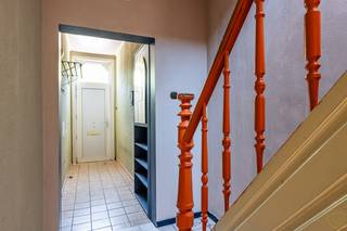 Deze te renoveren woning biedt een uitstekende kans voor wie op zoek is naar een betaalbare gezinswoning of investering met tal van mogelijkheden...