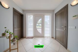 Volledig uitgeruste woonst met loods (650 m²) op een perceel van 1.816m² te Diksmuide.De woonst omvat op de gelijkvloerse verdieping een ruime...