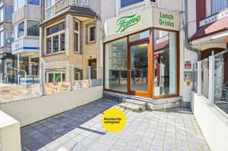 Goed gelegen gebouw op 117m² te De Panne bestaande uit een handelsruimte (voormalige horecazaak - frituur) en woonst. Dit eigendom voorzien van een prachtige gevel (vakwerkhuis - woning met colombages) is gelegen op 10m van de winkelstraat en aan het begin van de Dumontwijk. Het gelijkvloers is momenteel voorzien van een voorterras, lichtrijke handelsruimte, keukenruimte, beging, sanitaire blok, hall naar de verdiepingen en een koer. De verdiepingen zijn momenteel ingericht als een groter woonappartement (1e & 2e verdiep) en een studio gelegen op het 3e verdiep. De verdiepingen kunnen samen ook dienst doen als één appartement. Elektriciteit conform. Kortom een eigendom met veel potentieel en tal van mogelijkheden. Aarzel niet ons te contacteren voor een bezoek. EPC: 542 UC: 3550932 (geen renovatieplicht - beschermd stad- en dorpsgezicht) (Ref. NI26572)<br /><br />Neem voorsprong met een vrijblijvende en gratis schatting van uw eigendom via:<br />http://www.residentievastgoed.be/gratisonlineschatten